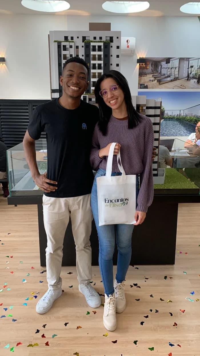 Corretor da Dommu com cliente no stand de vendas