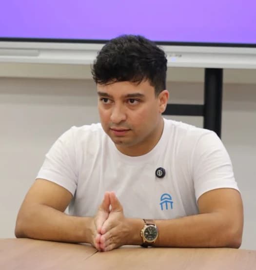 Fundador da Dommu com camiseta da marca